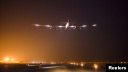 Máy bay Solar Impulse 2 cất cánh ở Varanasi, Myanmar trong, 18/3/15 