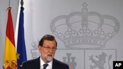 Thủ Tướng Tây Ban Nha Mariano Rajoy đọc diễn văn tại Cung Điện Moncloa ở Madrid, ngày 11/10/2017. (AP Photo/Paul White) 