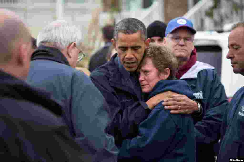 Tổng thống Obama an ủi b&agrave; Donna Vanzant trong chuyến đi thị s&aacute;t thiệt hại sau b&atilde;o Sandy ở Brigantine, New Jersey, ng&agrave;y 31/10/2012. (White House/Pete Souza)