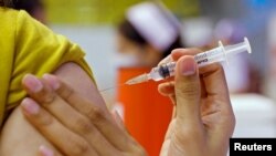 Cư dân được tiêm vaccine COVID-19 Sinovac của Trung Quốc tại Phuket, Thái Lan.