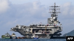 Hàng không mẫu hạm USS Ronald Reagan tại cảng Đà Nẵng.