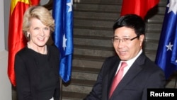 Ngoại trưởng Úc Julie Bishop bắt tay Bộ trưởng Ngoại giao Việt Nam Phạm Bình Minh tại Hà Nội, 18/2/2014.