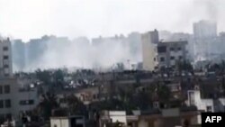 Hình ảnh từ 1 video nghiệp dư cho thấy khói bốc lên ở khu vực Baba Amr thuộc Homs, Syria, 12/2/2012