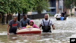 Cư dân phải sơ tán khỏi các khu chung cư bị ngập vì nước lũ ở Houston, Texas, ngày 18/4/2016.