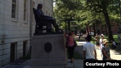 Tượng Mục sư John Harvard tại Harvard Yard