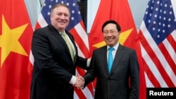 Ngoại trưởng Mỹ Mike Pompeo và Phó Thủ tướng kiêm Bộ trưởng Ngoại giao Phạm Bình Minh trong cuộc gặp ở Hà Nội tháng Bảy năm 2018.