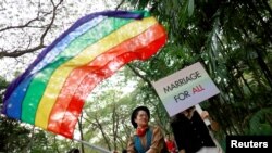 Cộng đồng LGBT mang cờ cầu vồng và biểu ngữ "Hôn nhân cho mọi người" trong một cuộc diễu hành ở Bangkok, Thái Lan, vào ngày 29/11/2018. 