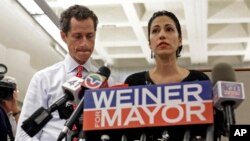 Vợ của Ứng cử viên thị trưởng Thành phố New York Anthony Weiner, bà Huma Abedin, đứng bên cạnh chồng khi ông nói lời thú nhận lần mới đây nhất. 