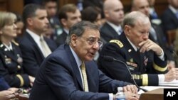 Bộ trưởng Quốc phòng Hoa Kỳ Leon Panetta (trái) nói có một vài sự hỗ trợ từ phía Trung Quốc trong chương trình phi đạn của Bắc Triều Tiên