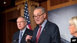 Từ trái: Thượng nghị sĩ Harry Reid, Thượng nghị sĩ Chuck Schumer, và Thượng nghị sĩ Patty Murray lập lại sự kiên định của họ về vấn đề Obamacare