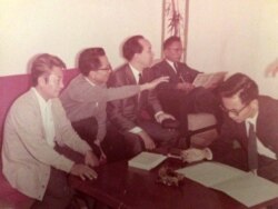 Hội đồng Khoa Đại học Văn Khoa Sài Gòn, thời gian khoảng 1969, từ trái GS Vũ Khắc Khoan, GS Bùi Xuân Bào, GS Lê Văn, [người thứ 4 không nhận ra], GS Nguyễn Văn Trung. [GS Bùi Xuân Bào, GS Lê Văn là do GS Lê Xuân Khoa nhận diện]