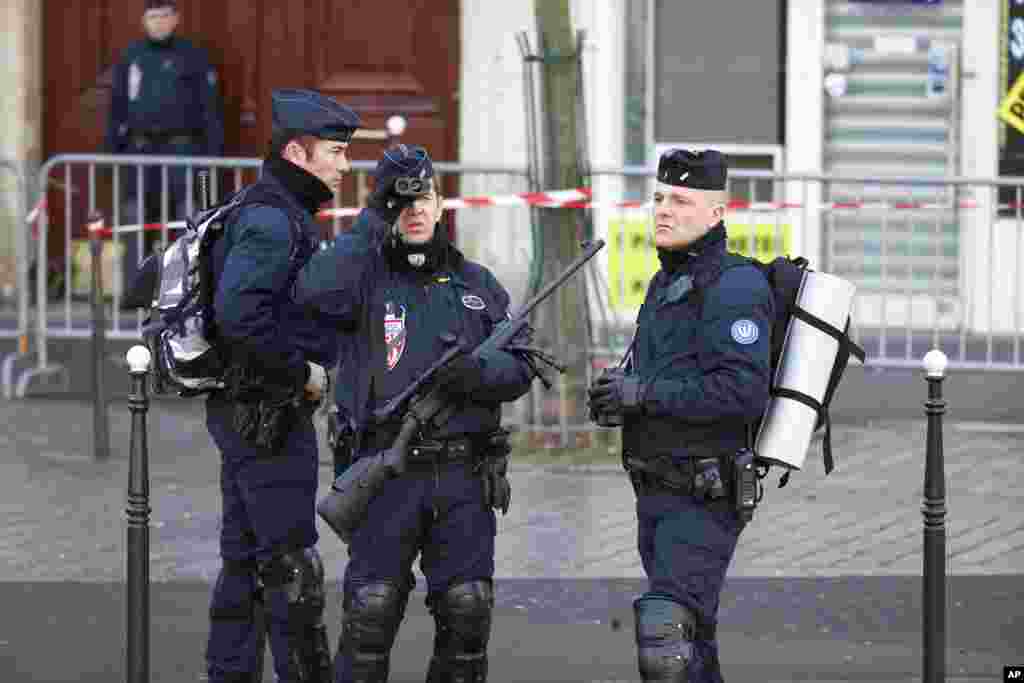 Nhân viên an ninh Pháp tuần tra Quảng trường Republique tại Paris, ngày 11/1/2015.