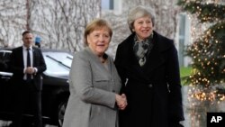 Thủ Tướng Đức Angela Merket (trái) đón tiếp Thủ Tướng Anh Theresa May tại Berlin. Ảnh chụp ngày 11/12/2018. (AP Photo/Markus Schreiber)