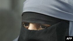 Một phụ nữ mang khăn che kín hết mặt niqab ở Paris, 18/5/2010