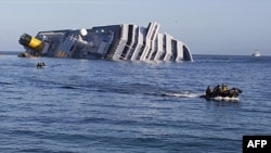 Các toán hải quân cố gắng tìm các nạn nhân trên tàu Costa Concordia hôm 21/1/12