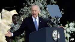 Phó tổng thống Biden tại lễ tưởng niệm viên sĩ quan cảnh sát quá cố ở trường MIT.