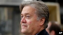 Steve Bannon, chiến lược gia trưởng của Nhà Trắng, sau khi bị sa thải đã đi thẳng qua Breitbart News, trang tin tức trực tuyến có quan điểm cực bảo thủ mà ông đã lãnh đạo trước khi tham gia chiến dịch vận động tranh cử tổng thống của ông Trump.