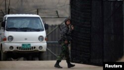 Một binh sĩ Nam Triều Tiên gần khu phi quân sự (DMZ) ngày 5/4/2013.