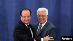 Tổng thống Palestine Mahmoud Abbas (phải) và Tổng thống Pháp Francois Hollande trong cuộc họp báo chung ở Thành phố Bờ Tây Ramallah, ngày 18/11/2013.