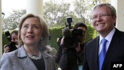 Ngoại trưởng Hoa Kỳ Hillary Clinton (trái) và Ngoại trưởng Australia Kevin Rudd tại Melbourne, ngày 8/11/2010