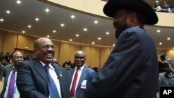 Tổng thống Sudan Omar al-Bashir, trái, chào đón Tổng thống Nam Sudan Salva Kiir tại hội nghị thượng đỉnh AU ở Addis Ababa, Ethiopia, Chủ Nhật, 15/7/2012