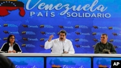 Tổng thống Venezuela Nicolas Maduro (giữa), Phó Tổng thống Delcy Rodriguez (trái) và Bộ trưởng Quốc phòng Vladimir Padrino (phải).