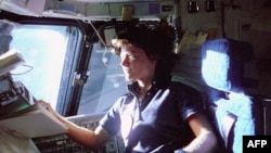 Phi hành gia Sally Ride, phụ nữ đầu tiên bay vòng quanh quỹ đạo trái đất. Trong hình, bà ngồi ghế phi công để theo dõi các bộ phận điều khiển phi thuyền trong phi vụ STS-7 mà bà là chuyên viên