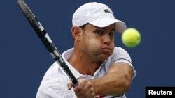 Andy Roddick trong trận đấu với Juan Martin Del Potro của Argentina tại giải Mỹ Mở rộng ở New York, ngày 5/9/2012.