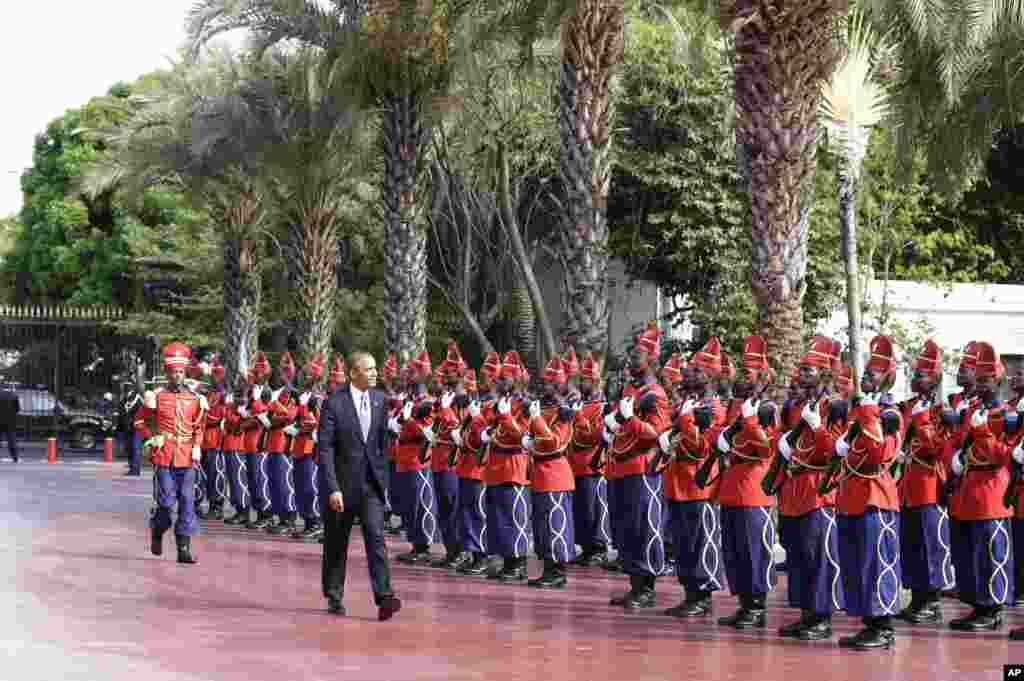 Hàng quân danh dự nghênh đón Tổng thống Obama khi ông đến dinh tổng thống ở Dakar, Senegal, ngày 27 tháng 6, 2013.