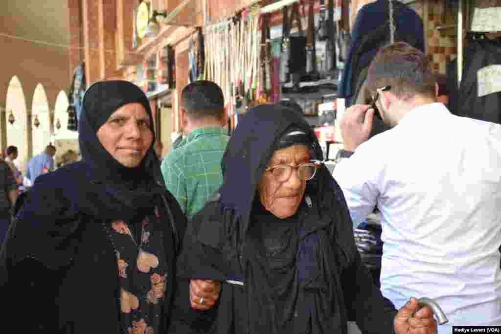 Tarihi Erbil çarşısı içinde yüzü dövmeli, geleneksel kıyafetler içindeki kadınlar ile modern görünüşlü kadınlar dahil her kesimden insana rastlamak mümkün.