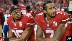 Trung phong của đội San Francisco 49ers Colin Kaepernick (áo số 7) đã không đứng lên chào cờ trước trận đấu tại San Francisco ngày 26 tháng 8 vừa qua.