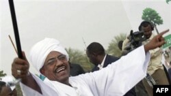 Tổng thống Sudan al-Bashir của Sudan du hành đã sang A-rập Saudi coi thường Tòa Hình sự Quốc tế muốn bắt ông về tội ác chiến tranh và diệt chủng