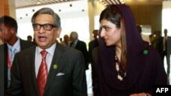 Ngoại trưởng Pakistan Hina Rabbani Khar (phải) và Ngoại trưởng Ấn Ðộ Somanahalli Mallaiah Krishna dự cuộc họp của Hiệp hội Hợp tác Khu vực Nam Á