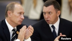 "Đại gia" nhôm Oleg Deripaska (phải) và Tổng thống Nga Vladimir Putin. 