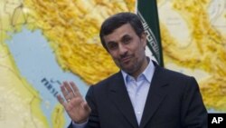 Tổng thống Iran Mahmoud Ahmadinejad nói đùa với các nhà báo tại Tehran, 4/3/2012