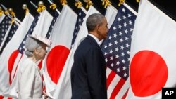 Tổng thống Barack Obama và Hoàng hậu Nhật Bản Michiko trong buổi lễ chào đón tại Cung điện Hoàng gia ở Tokyo, ngày 24/4/2014.