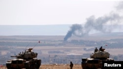 Suriye sınırında Kobani'deki çatışmaları izleyen Türk ordusuna bağlı tanklar