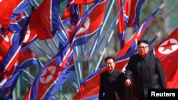 Lãnh tụ Bắc Triều Tiên Kim Jong Un, trên phố Ryomyong trong ngày khánh thành ở Bình Nhưỡng, 13/04/2017.