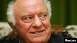 Ông Eduard Shevardnadze trong một cuộc phỏng vấn với hãng tin Reuters ở Tbilisi, Gruzia, ngày 24 tháng 11, 2003.