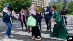 Göstericiler konukları protesto ettiler