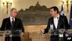 Thủ tướng Hy Lạp Alexis Tsipras (phải) và Tổng thống Nga Vladimir Putin trả lời các nhà báo trong một buổi họp báo chung sau cuộc gặp tại Athens, ngày 27 tháng 5 năm 2016.