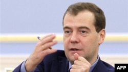 Tổng Thống Nga Dimitri Medvedev ra chỉ thị cho kiểm tra tất cả các thông tin từ các địa điểm bầu cử liên quan đến việc tuân thủ luật lệ bầu cử