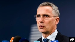 TTK NATO Jens Stoltenberg nói chuyện với báo chí khi ông đến dự một buổi họp về chính sách đối ngoại tại tòa nhà Europa ở Brussels,18/5/2017.