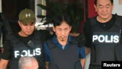 Nghi phạm người Bắc Triều Tiên trong vụ ám sát ôm Kim Jong Nam, Ri Jong Chol (giữa)