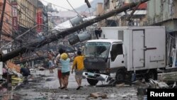 Cảnh tàn phá sau khi bão Haiyan thổi qua thành phố Tacloban ở miền trung Philippines, 10/11/13