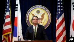 Thứ trưởng Quốc phòng Hoa Kỳ Ashton Carter mở cuộc họp báo tại Đại sứ quán Hoa Kỳ ở Seoul, Nam Triều Tiên, 18/3/13