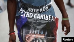 Nan manifestasyon Ayisyen yo ògansie pou yo pwoteste kont "move jesyon" yon lajan Venezuela te prete Ayiti, yo afiche tout kote kesyon ki reprezante yon slogan pou yo: "Koe Kòb PetroCaribe a?".