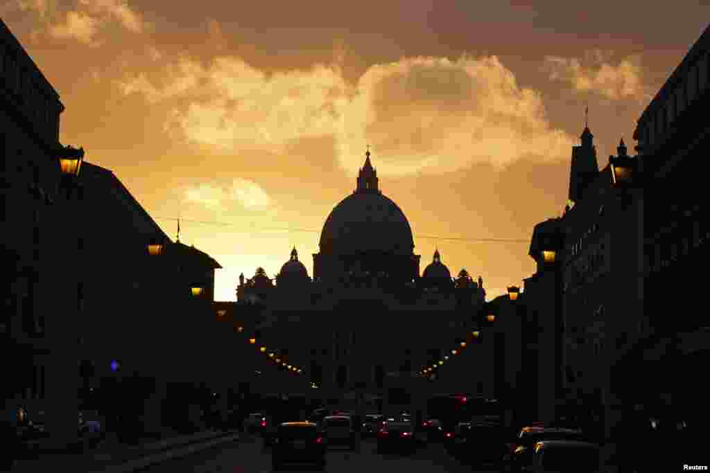 Gi&aacute;o đường Th&aacute;nh Ph&ecirc;r&ocirc; in b&oacute;ng v&agrave;o l&uacute;c ho&agrave;ng h&ocirc;n ở Rome.