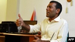 Cựu Tổng thống Mohamed Nasheed của Maldives nói chuyện với các nhà báo tại tư gia của ông ở thủ đô Male hôm 9/2/12