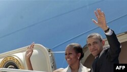 Tổng thống Hoa Kỳ Barack Obama và phu nhân Michelle chuẩn bị rời khỏi El Salvador, 23/3/2011